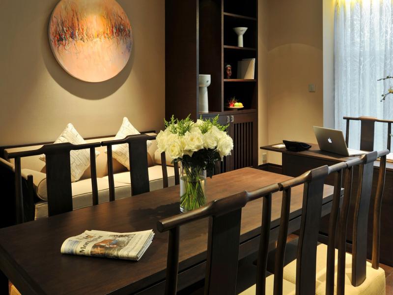 Grand Deluxe King Suite Dining Area