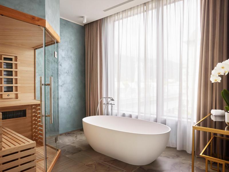 Signature Peacock Suite Bath
