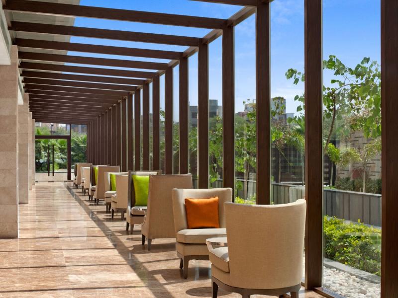 The Leela Ambience Convention Hotel, Delhi Outdoor Seating