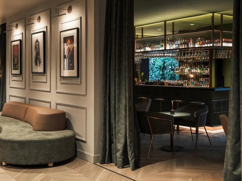 Lobby Lounge View into Etcetera Restaurant Bar Area