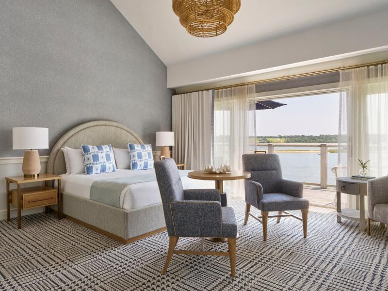 Round Cove Suite Bedroom