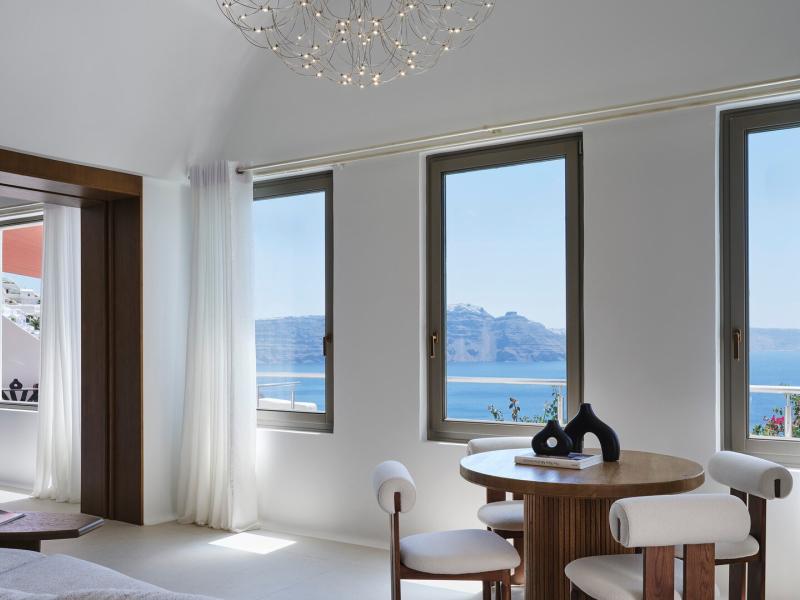 Exclusive Suite with Infinity Pool Livingroom Space