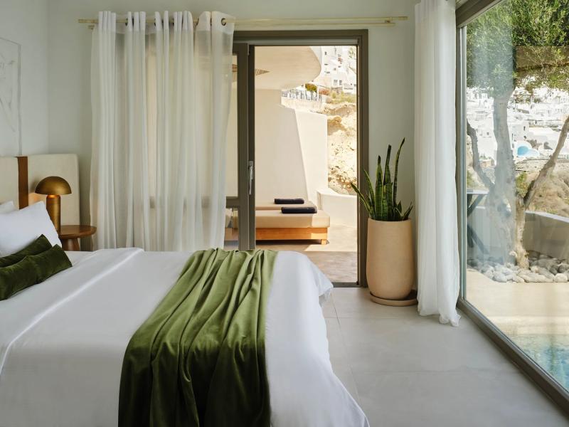 Exclusive Suite with Infinity Pool Bedroom