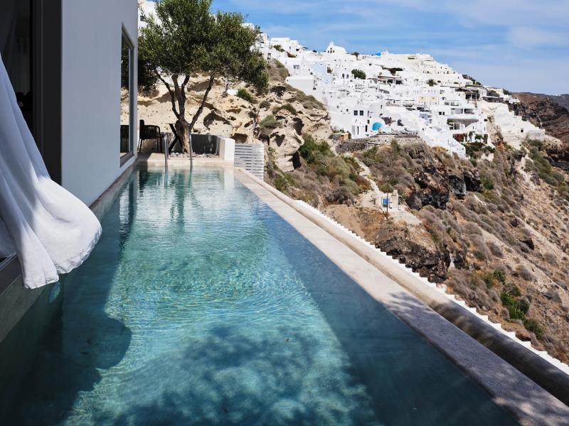 Exclusive Suite with Infinity Pool Exterior