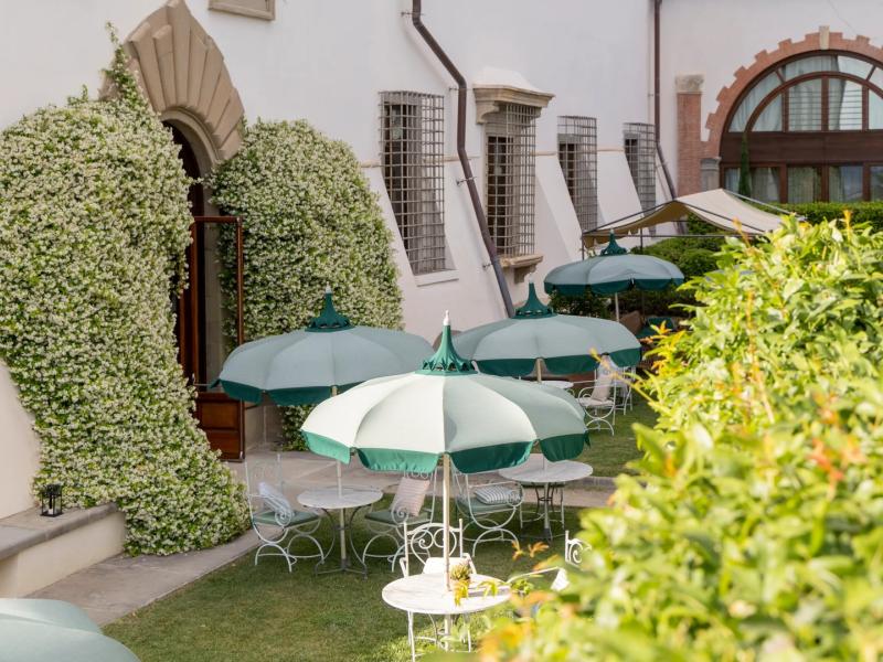 Outdoor Dining in Garden or Lawn.