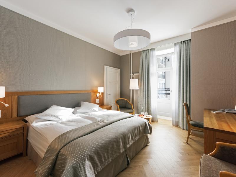 Guestroom with desk and chair