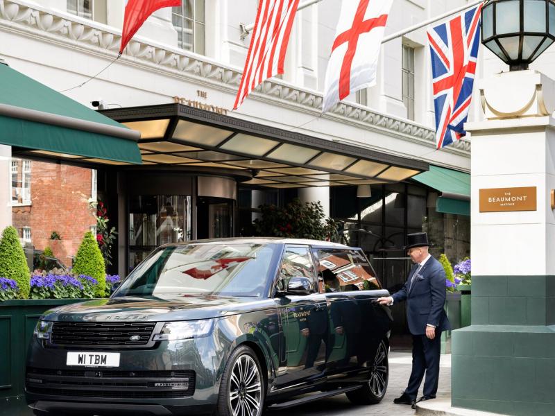 A distinguished Mayfair welcome, where impeccable service and classic design underscore a seamless and refined arrival experience.