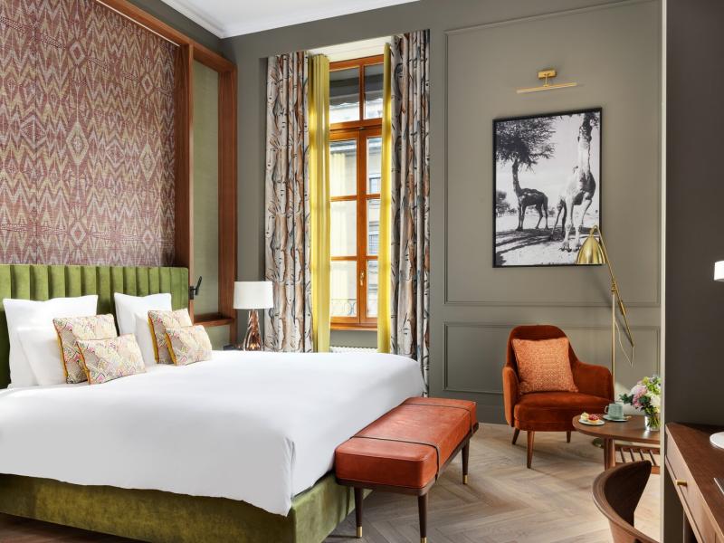 Traveller Junior Suite featuring a spacious layout, bold design accents, and a comfortable seating area for an elevated Geneva stay.