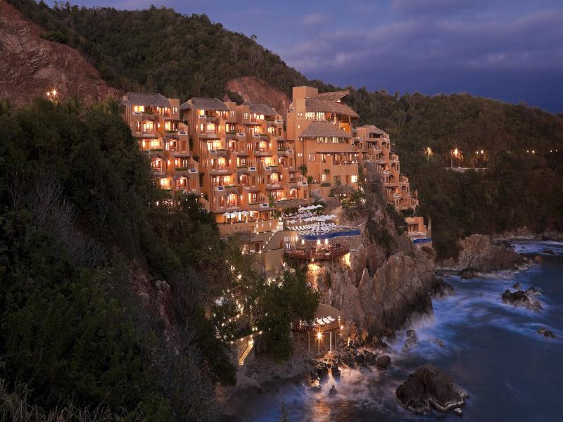 Cala de Mar Resort & Spa Ixtapa Cliffside at night