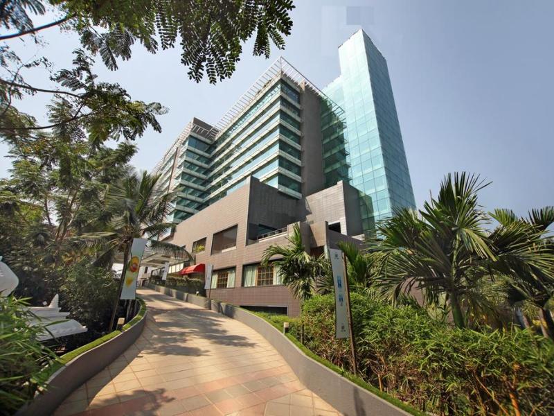 Gokulam Grand Hotel & Spa Entrance