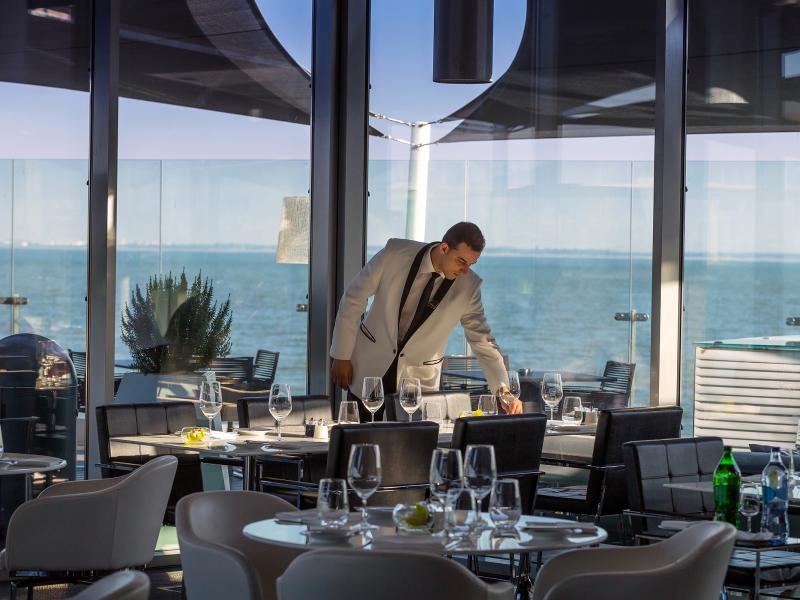 Hotel MYRIAD by SANA River Lounge Restaurant