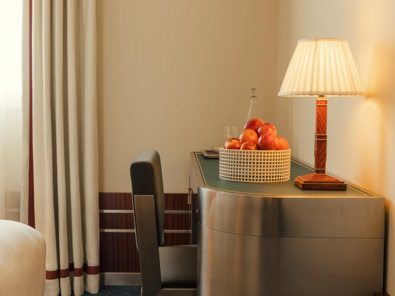 Hotel des Grands Voyageurs Guestroom Desk