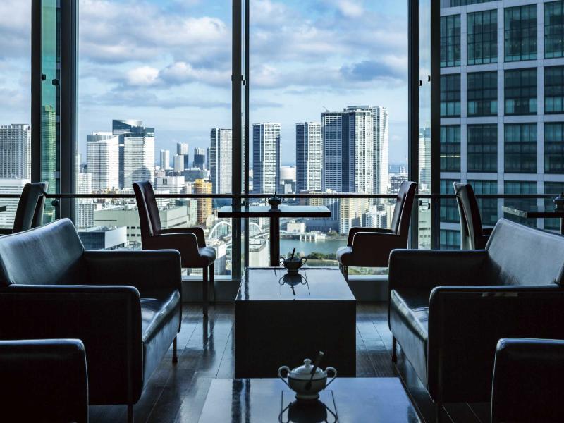 The Royal Park Hotel Iconic Tokyo Shiodome Seating with view of city
