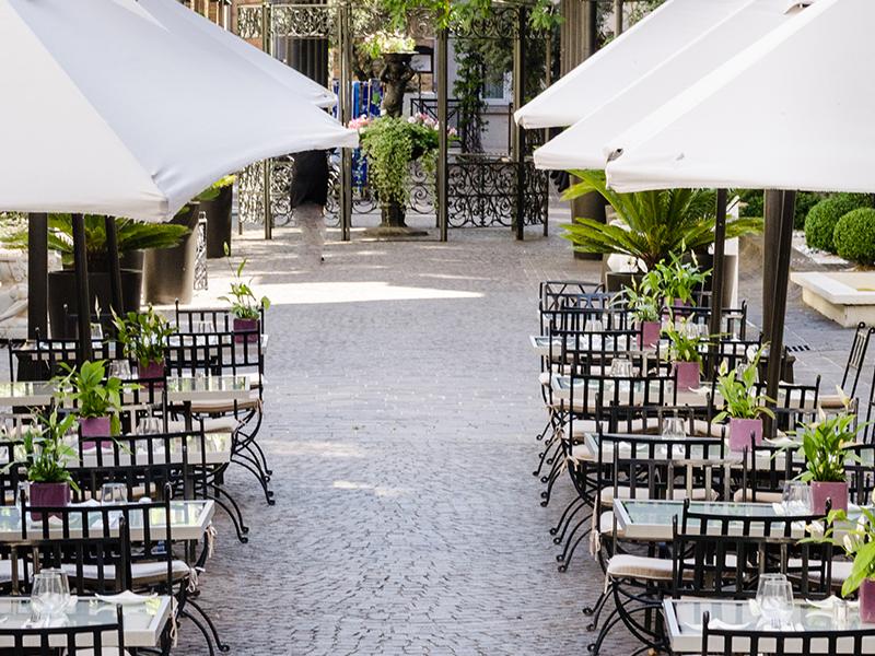 Les Jardins du Marais dining outside