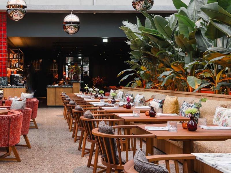 sly Berlin dining and bar area