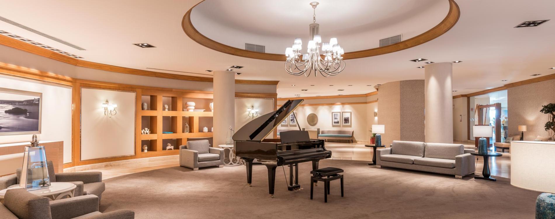 Sesimbra Oceanfront Hotel Piano Lounge