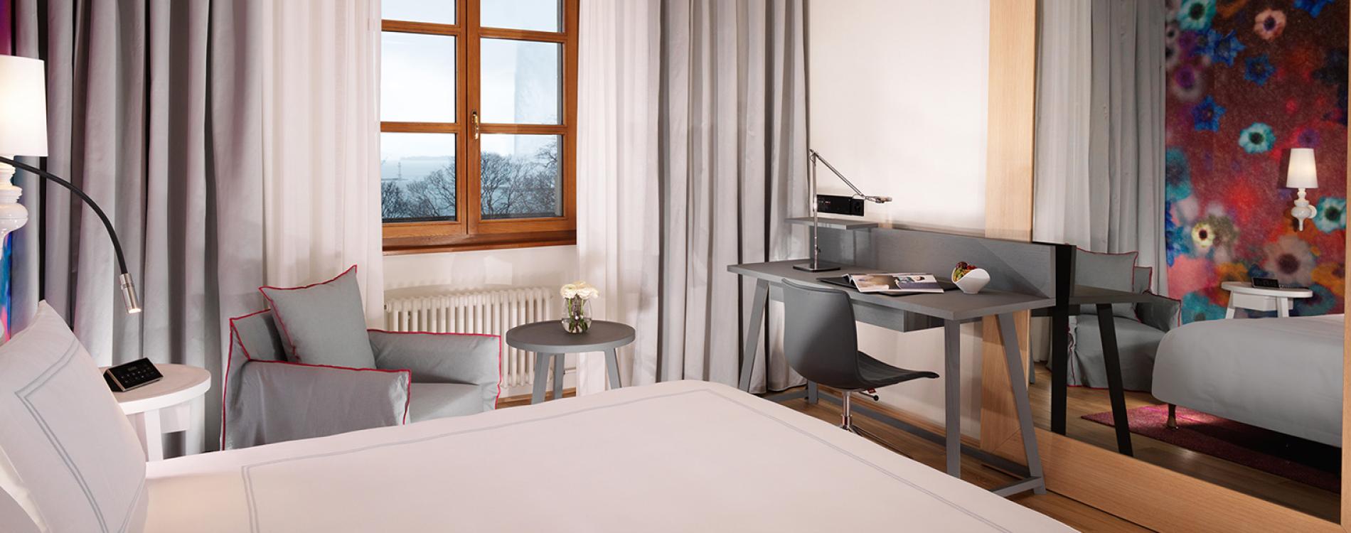 Hotel Metropole Geneve guestroom
