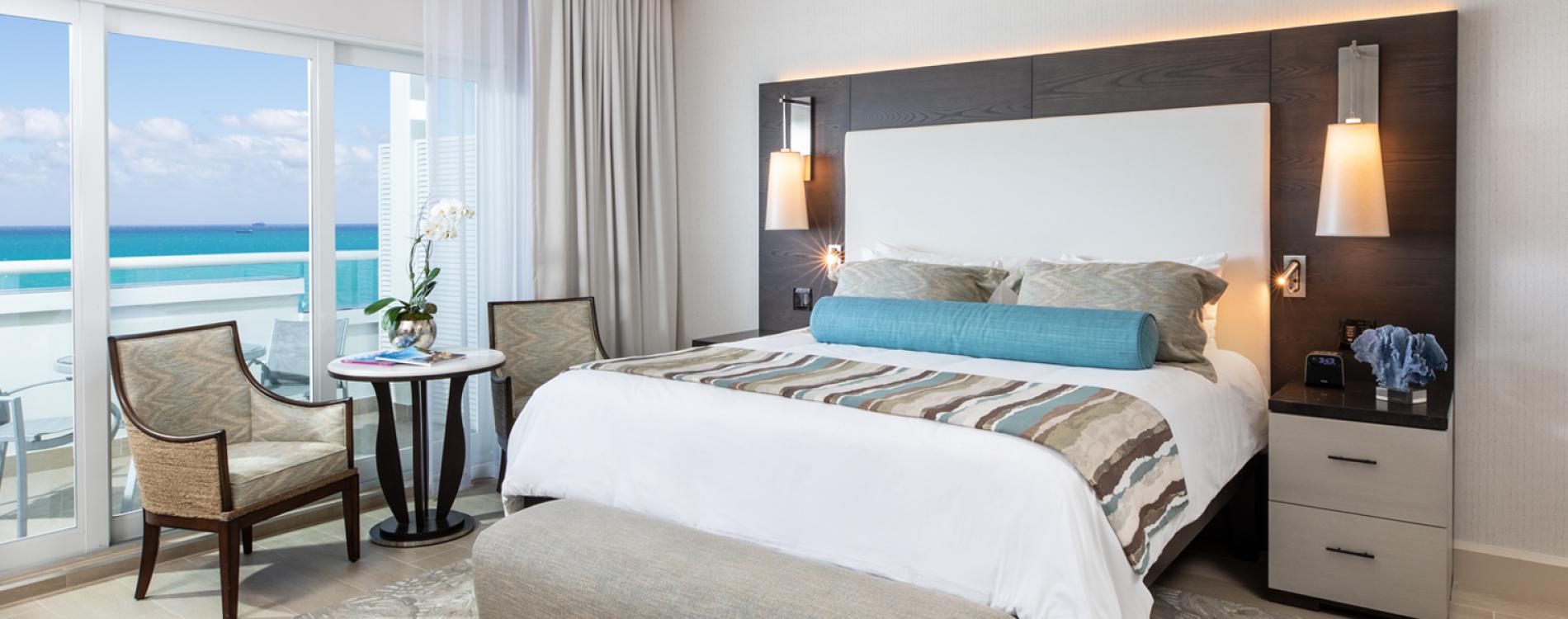 The Palms Hotel & Spa guestroom