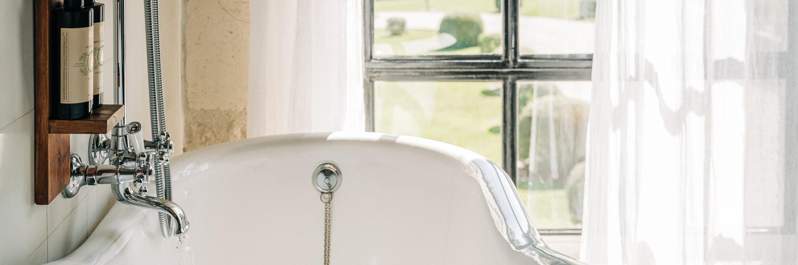 Le Logis Guest Room Bathtub