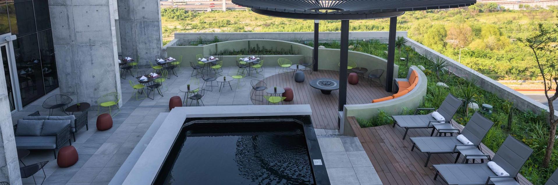 Galeria Plaza Monterrey pool