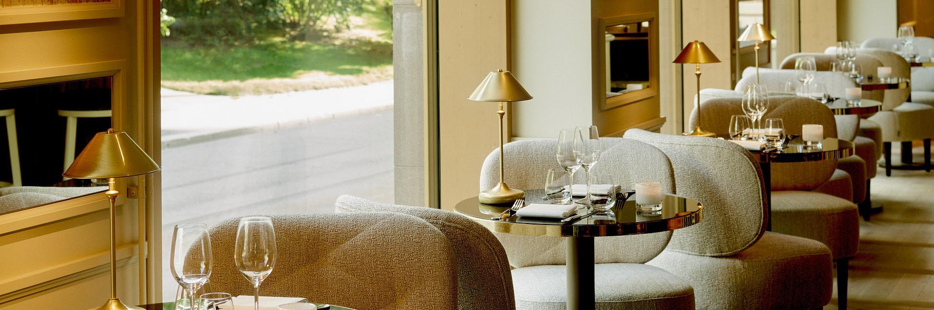 villa Dahlia Dining indoor outdoor
