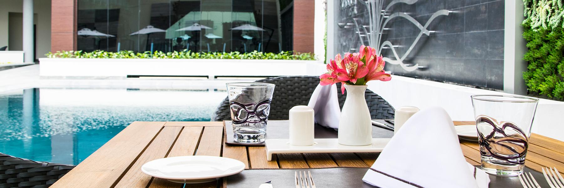 HS HOTSSON Hotel Irapuato dining by the pool
