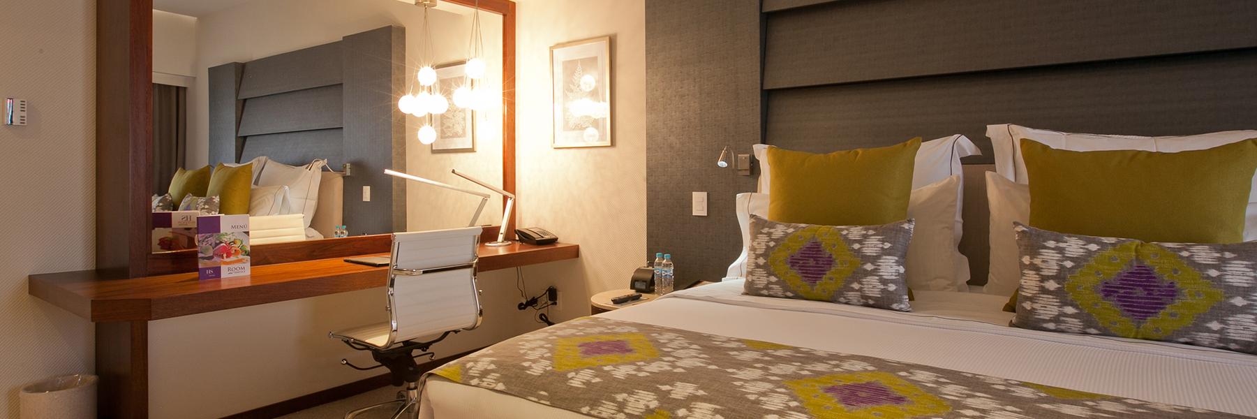 HS HOTSSON Hotel Leon king bed room