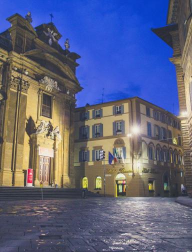 Bernini Palace Hotel at night