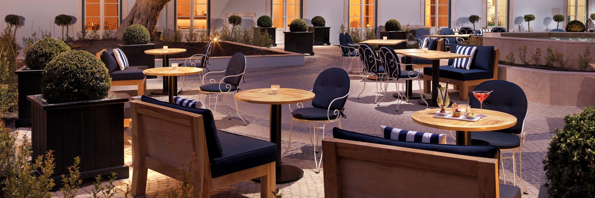 The One Palácio da Anunciada Outdoor Dining