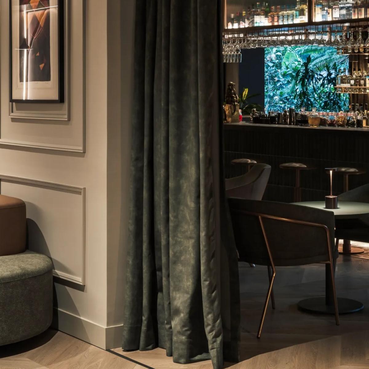 Poblado Plaza Hotel | Lobby Lounge View into Etcetera Restaurant Bar Area